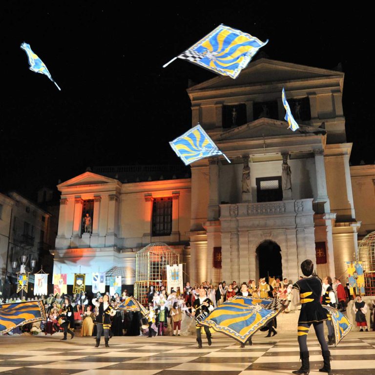 Tamburi e sbandieratori